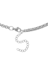 Bracciale in metallo argentato caratterizzato da una serie di anelli interconnessi, una chiusura a gancio e una catena di estensione per la lunghezza regolabile.