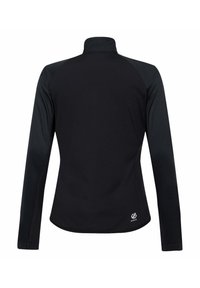 Schwarzes langärmliges Sportshirt mit hohem Kragen, das eine glatte Textur und ein Logo am unteren Saum hat. Minimalistisches Design, figurbetonte Form.