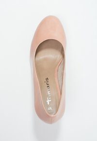 Dámská lodička broskvové barvy s kulatou špičkou a hladkým koženým povrchem. Vnitřek je minimalisticky podšitý a má značkovou stélku.