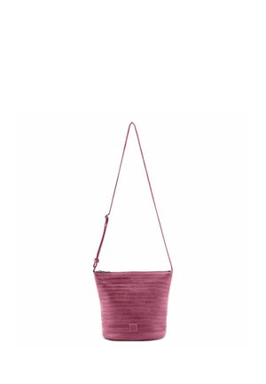 Sac seau en cuir rose avec bandoulière réglable et détails horizontaux cousus, présenté sur un fond blanc.