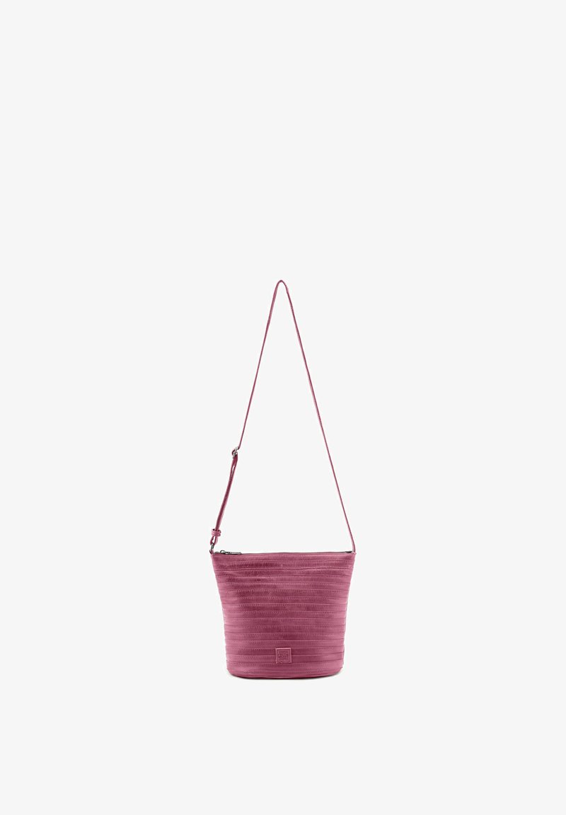 Sac seau en cuir rose avec bandoulière réglable et détails horizontaux cousus, présenté sur un fond blanc.
