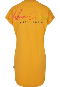 Żółta sukienka T-shirt z krótkimi, podwiniętymi rękawami; na plecach umieszczony jest nadruk "Urban Classics" w różowym i zielonym oraz "EST. 2005" w czerni.