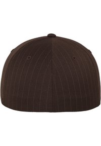 Brun cap med en struktureret form, der har et pindstribet mønster og en knap på toppen. Stoffet fremstår tekstureret og slidstærkt.