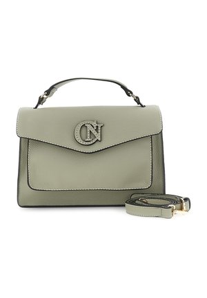 Borsa a mano in pelle verde chiaro con manico superiore, tracolla staccabile e logo CN sulla patta anteriore, su sfondo bianco.