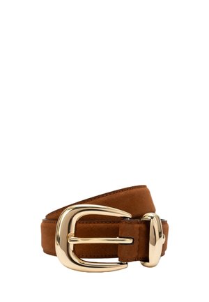 Ceinture en daim marron avec grande boucle en métal doré brillant et passant, enroulée sur un fond blanc.