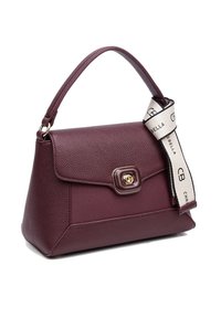 Borsa a mano bordeaux con finitura testurizzata, manico superiore e una tracolla decorativa con marchio stampato. Dettaglio della chiusura in tonalità oro sul davanti.
