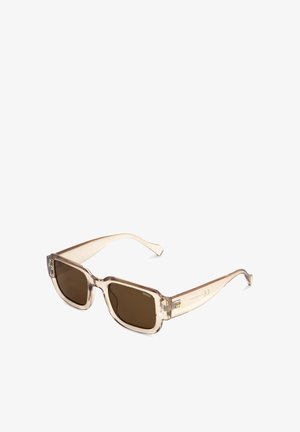 Gafas de sol rectangulares de color marrón claro transparente con lentes oscuros, patillas plegadas y una sutil marca en las varillas.