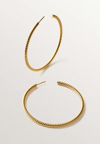 Pendientes de aro dorados con diseño en espiral. Acabado suave y brillante con un aspecto ligero. Se muestran dos aros, uno en posición vertical y otro plano.