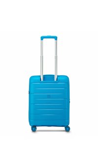 Maleta rígida de color azul brillante. Presenta una superficie texturizada, un asa plateada retráctil y cuatro ruedas para una fácil maniobrabilidad.