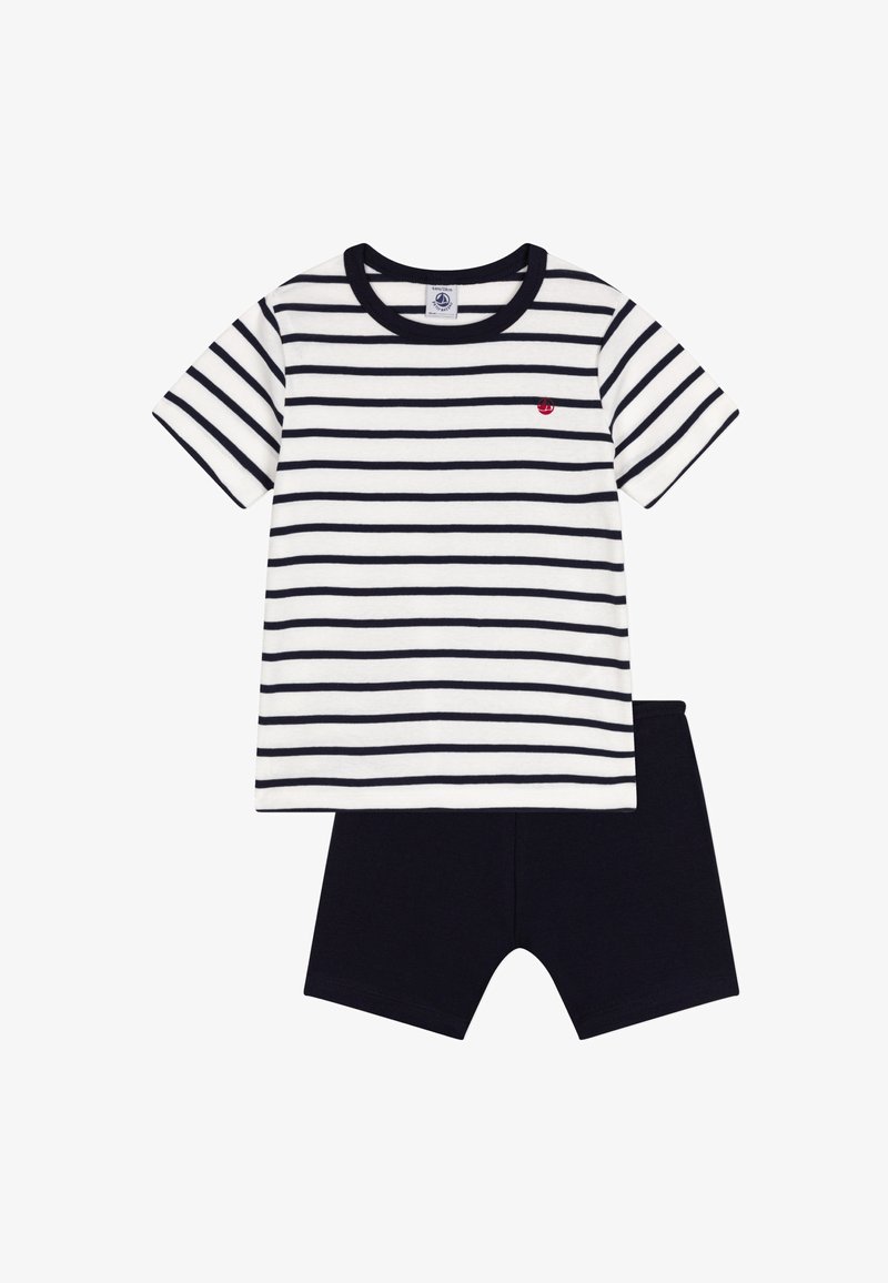 Bela in mornarsko modra črtasta srajca s kratkimi rokavi, z mornarsko modrim ovratnikom in majhnim rdečim logotipom, v kombinaciji s trdnimi mornarsko modrimi kratkimi hlačami.