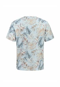 Lichtblauw shirt met korte mouwen en een patroon van beige, witte en blauwe tropische bladeren en bloemen op de achterkant.