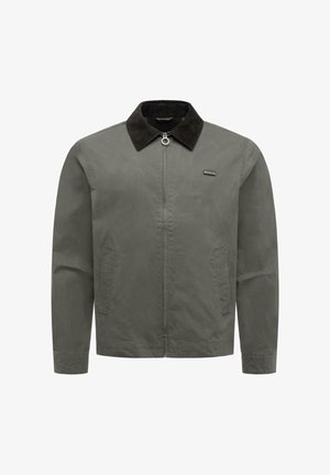 Heren casual jas in olijfgroen met een donkere corduroy kraag, ritssluiting aan de voorkant, zijzakken en een klein rechthoekig logo op de borst.