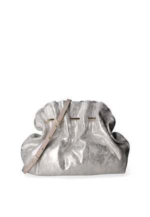 Sac à main métallique argenté avec une texture douce froncée et une bandoulière beige réglable drapée sur le dessus avec des détails en métal doré.