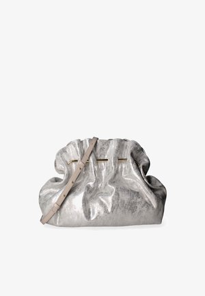Bolso metálico plateado con textura suave y fruncida y correa beige ajustable que se extiende por la parte superior con detalle de herrajes dorados.