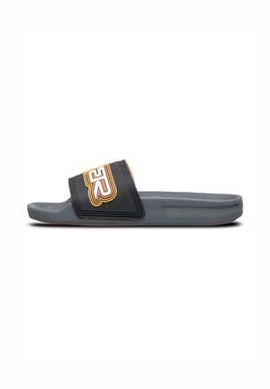 Svart halksandal med grå sula, strukturerade remmar och en orange och vit logotyp på ovansidan. Platt design som passar för avslappnad användning.