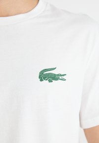 Lacoste TEE - Camiseta estampada - white/green