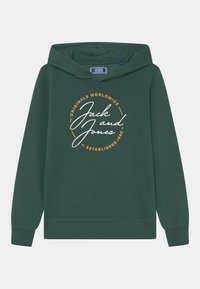 Mörkgrön huvtröja med orange och vit cirkulär text "Jack and Jones Originals Worldwide Established 1990" på framsidan.
