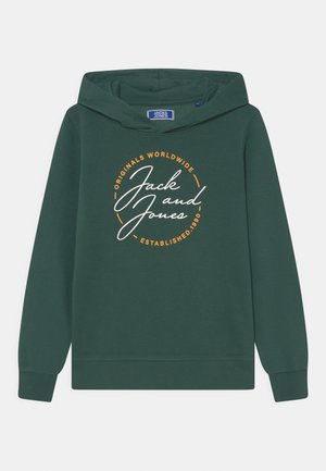 Tmavě zelená mikina s kapucí s oranžovým a bílým kruhovým textem "Jack and Jones Originals Worldwide Established 1990" na přední straně.