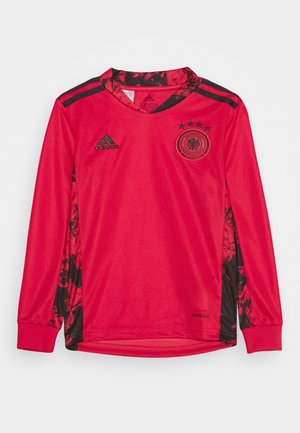 Maillot rouge à manches longues avec des accents noirs et une texture en mesh, arborant le logo du football allemand et quatre étoiles au-dessus.