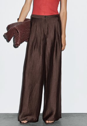 WIDE - MID-RISE CRINKLE  - Pantalon classique - brown