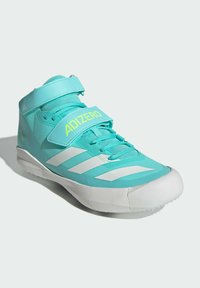 Scarpa da atletica turchese con tomaia in rete, cinturino in velcro e dettagli bianchi. Caratterizzata da una suola testurizzata per la trazione e una punta rinforzata.