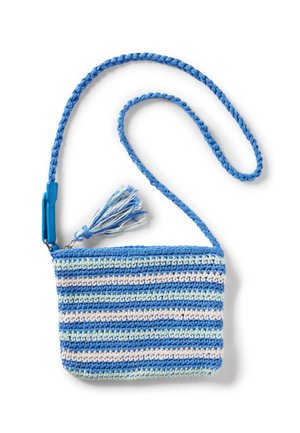 Borsa all'uncinetto con strisce blu e azzurro chiaro, dotata di una tracolla intrecciata e un accento con frange. Realizzata in filato testurizzato.