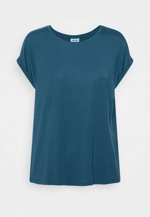 Camiseta azul verdosa de manga corta y corte holgado con puños doblados y cuello redondo sobre fondo blanco.