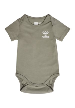 Olivgrüner Kurzarm-Body aus weicher Baumwolle, mit einem weißen Logo auf der Brust und Druckknopfverschluss im Schritt.