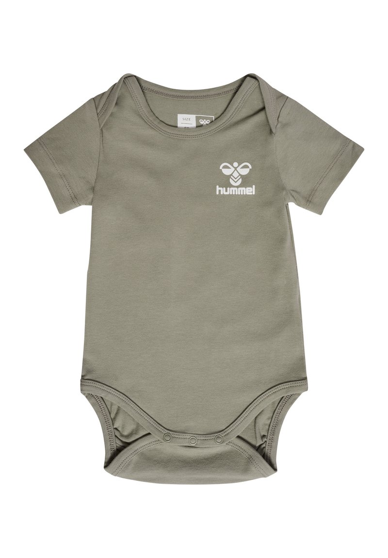 Olivengrön kortärmad bodysuit i mjuk bomull, med en vit logotyp på bröstet och tryckknappar i botten.