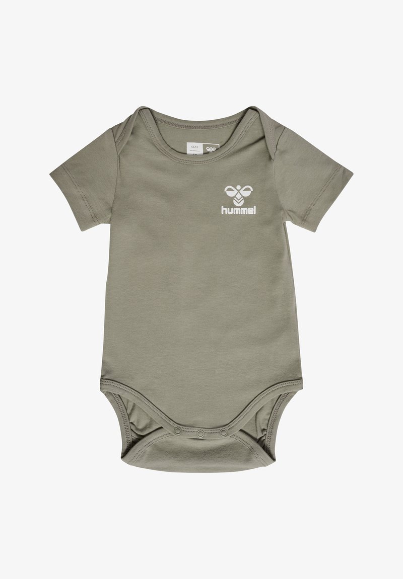 Olivgrüner Kurzarm-Body aus weicher Baumwolle, mit einem weißen Logo auf der Brust und Druckknopfverschluss im Schritt.