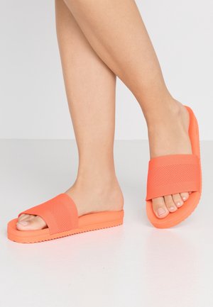 Orange slidssandaler med en struktureret rem, lavet af syntetisk materiale. Tykk sål med mønstret bund for godt greb.