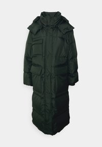 Lang, mørkegrøn dunjakke med høj krave, flere frontlommer og lynlås, der har en glat tekstur og polstret design.