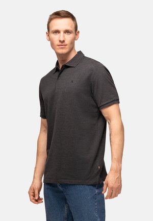 Dunkelgraues Poloshirt mit kurzen Ärmeln, Kragen und kleinem Logo auf der Brust. Weicher Stoff, gerade Passform und entspannter Halsausschnitt.