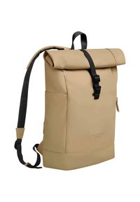 Rulle-top rygsæk i beige vandtæt materiale med sorte justerbare stropper og spænde lukning. Har en sidelomme og logo detaljer.