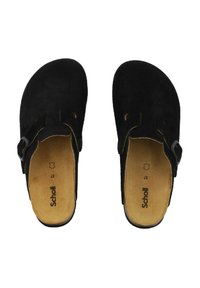 Černé semišové dřeváky volného střihu, s postranním páskem a přezkou. Stélky jsou hnědé s vytištěným názvem značky "Scholl" uvnitř.