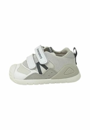 Sneaker grigia e bianca per bambini con due cinturini in Velcro, dettagli neri, suola imbottita e un anello sul tallone per facilitarne la calzata.