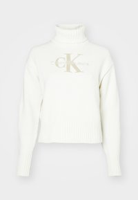 Weißer Strickpullover mit hohem Rollkragen, gerippten Bündchen und Saum. Verziert mit einem bestickten "Calvin Klein Jeans" Logo in Hellbeige.
