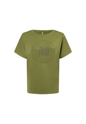 Olivegrünes T-Shirt mit kurzen Ärmeln aus weichem Material, das einen kreisförmigen Druck mit einem Palmenblatt-Muster und Text in mehreren Sprachen zeigt.