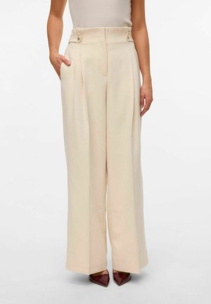 Vanillekleurige wijde broek met voorplooien, zijzakken en dubbele knoopaccenten op de hoge taille. Gladde stof met een zachte textuur.