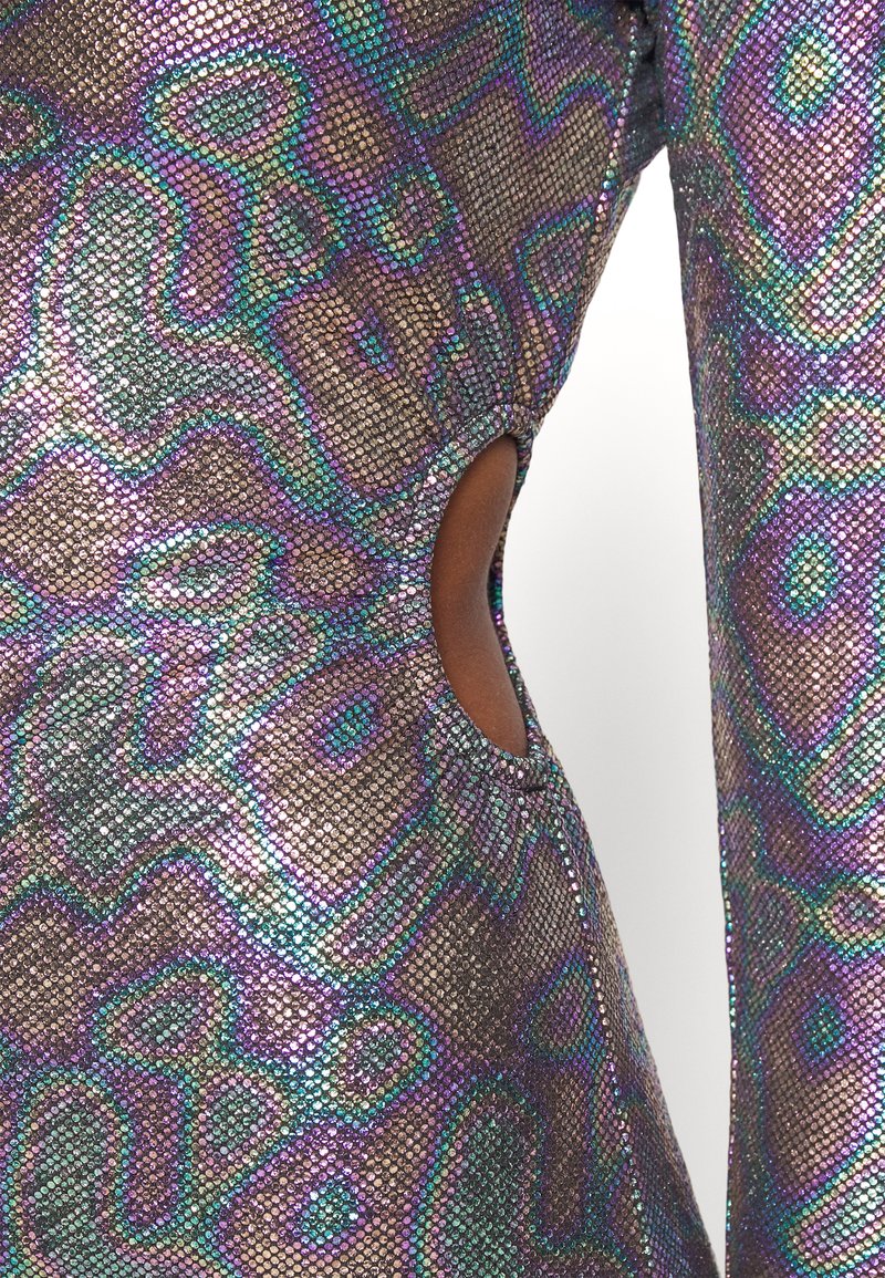 Glanzend, paars en groen gestippeld bodysuit met een mesh textuur, voorzien van een uitsnijding aan de zijkant voor extra detail.