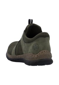 Chaussures vertes en daim et en mesh avec un bout arrondi, des bandes élastiques, une semelle texturée et une languette au dos. Présente un logo embossé sur le côté.