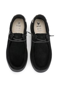 Chaussures en daim noir avec un design arrondi, dotées de lacets élastiques, d'une semelle intérieure douce et d'une semelle en caoutchouc texturé. Nom de la marque visible à l'intérieur.