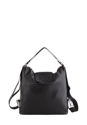 Schwarze Schultertasche mit glatter Textur, Reißverschluss, verstellbarem Riemen und einer kleinen Klappe mit dem Aufdruck "FRIENDLY" auf der Vorderseite.