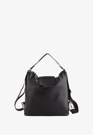 Bolso negro de hombro con textura suave, cierre de cremallera, correa ajustable y una pequeña solapa grabada con "FRIENDLY" en el frente.
