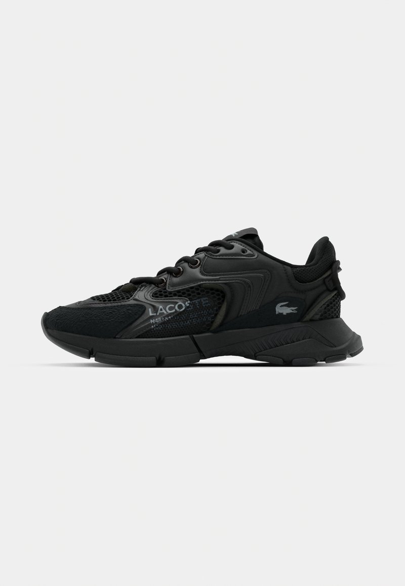 Baskets Lacoste noires avec tige en mesh et synthétique, fermeture à lacets, et logo sur le côté et la languette, vues de profil droit.