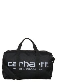 Bolsa de deporte negra hecha de tela resistente, con dos asas superiores y una correa para el hombro ajustable. Logotipo blanco prominente de "Carhartt" impreso en el lateral.