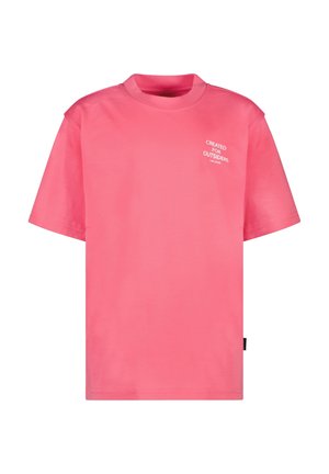 Roze katoen t-shirt met korte mouwen en een ronde hals. Voorzien van witte tekst die op de borst "GEMAAKT VOOR BUITENSTAANDERS" zegt.