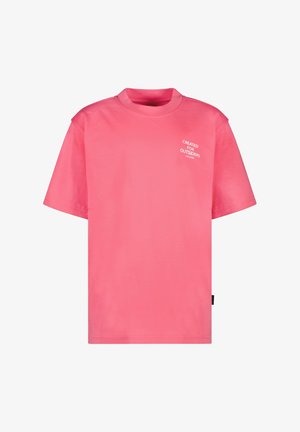 Roze katoen t-shirt met korte mouwen en een ronde hals. Voorzien van witte tekst die op de borst "GEMAAKT VOOR BUITENSTAANDERS" zegt.