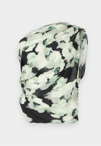 Cvečni šal iz lahkega materiala, z črnim ozadjem in zelenimi ter belimi abstraktnimi vzorci, z mehko teksturo.