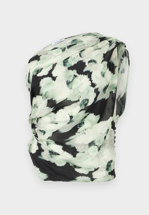 Kwiatowy szal z lekkiego materiału, z czarnym tłem i zielonymi oraz białymi abstrakcyjnymi wzorami, układający się w miękką teksturę.